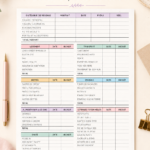 Un planner financier ouvert avec crayons et calculator sur une table en bois