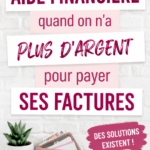 Femme examinant une facture à son bureau avec une expression préoccupée