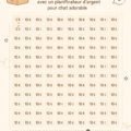 Une main tenant un planificateur d'épargne avec un chat mignon en arrière-plan.