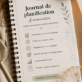 Journal de finances ouvert sur une table avec des stylos et des calculatrices, symbolisant l'organisation budgétaire.