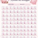 Une femme souriante planifie son budget d'épargne pour 2025 avec un cahier et des enveloppes colorées.
