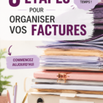 Femme souriante organisant ses factures sur une table