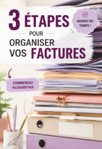 Femme souriante organisant ses factures sur une table