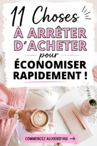 Une femme souriante regarde son budget avec un carnet et un stylo, réfléchissant à ses dépenses.