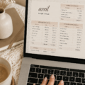 Femme utilisant un planner pour organiser son budget