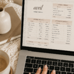 Femme utilisant un planner pour organiser son budget