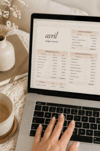 Femme utilisant un planner pour organiser son budget