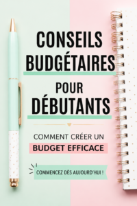 Femme souriante vérifiant son budget sur un ordinateur portable