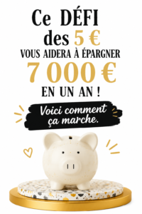 Une femme souriante tenant un carnet et un euro, illustrant le défi d'épargne à 5 € par semaine.