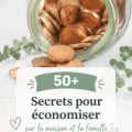 Une famille souriante se réunissant autour d'une table avec un budget et des économies en discussion.