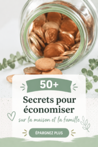 Une famille souriante se réunissant autour d'une table avec un budget et des économies en discussion.