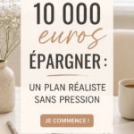 Une femme souriante examine son budget avec des notes et un ordinateur, symbolisant l'épargne