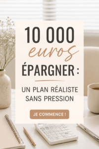Une femme souriante examine son budget avec des notes et un ordinateur, symbolisant l'épargne