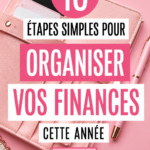 Une femme souriante tenant un carnet avec ses finances personnelles, illustrant l'organisation financière