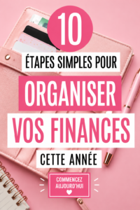 Une femme souriante tenant un carnet avec ses finances personnelles, illustrant l'organisation financière