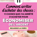 Femme tenant un carnet de notes pour suivre ses dépenses, elle sourit à l'idée de mieux gérer son budget.