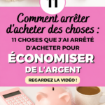 Femme tenant un carnet de notes pour suivre ses dépenses, elle sourit à l'idée de mieux gérer son budget.