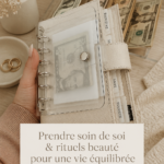 Femme pratiquant un rituel de bien-être avec des produits de beauté naturels.