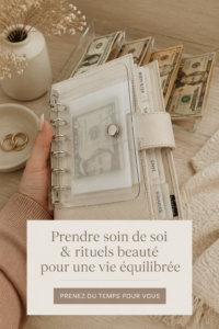 Femme pratiquant un rituel de bien-être avec des produits de beauté naturels.