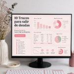 Femme souriante consultant ses finances avec un ordinateur