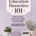 Une femme souriante planifiant ses finances personnelles avec un carnet et un ordinateur