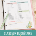 Une femme souriante utilisant son carnet de budget imprimable pour gérer ses finances.