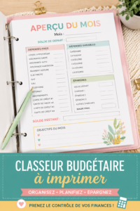 Une femme souriante utilisant son carnet de budget imprimable pour gérer ses finances.
