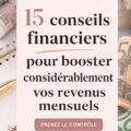 Une femme souriante évaluant ses finances avec un ordinateur portable et des notes.