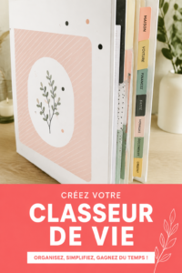 Classeur de vie DIY coloré sur un bureau avec des fournitures de bureau.