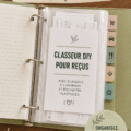 Un classeur de reçus DIY élégant, rempli de feuilles de protection et de reçus, sur un fond de bureau