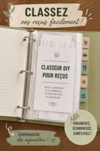Un classeur de reçus DIY élégant, rempli de feuilles de protection et de reçus, sur un fond de bureau