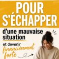 Femme souriante examinant son budget avec un carnet et un ordinateur, symbole de finances personnelles.