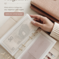 Ensemble d'enveloppes de cash minimalistes sur une table, représentant la gestion budgétaire élégante.
