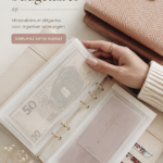 Ensemble d'enveloppes de cash minimalistes sur une table, représentant la gestion budgétaire élégante.
