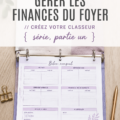 Classeur de finances ouvert sur une table avec des documents et des fournitures de bureau.