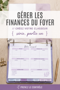 Classeur de finances ouvert sur une table avec des documents et des fournitures de bureau.