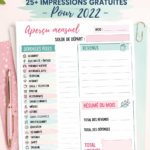 Femme organisant son budget avec un classeur et des imprimables, montrant une gestion financière élégante.
