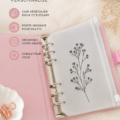 Femme souriante utilisant un organisateur de budget en cuir vegan à la maison
