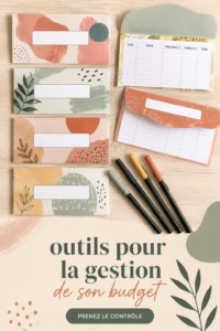 Femme utilisant une application de gestion de budget sur son téléphone