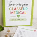 Femme consultant des modèles d'impression pour la gestion de son budget personnel.