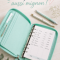 Une femme souriante utilisant une application pour suivre ses dépenses.