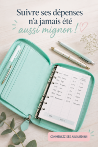 Une femme souriante utilisant une application pour suivre ses dépenses.