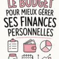 Femme souriante révisant son budget à la maison, avec un carnet et un ordinateur