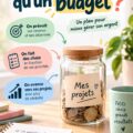 Femme souriante élaborant son budget avec un ordinateur et un carnet.
