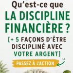 Image d'une femme réfléchissant à ses finances personnelles avec un carnet de note