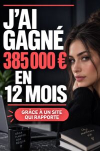 Femme souriante travaillant sur son ordinateur pour gagner de l'argent en ligne.